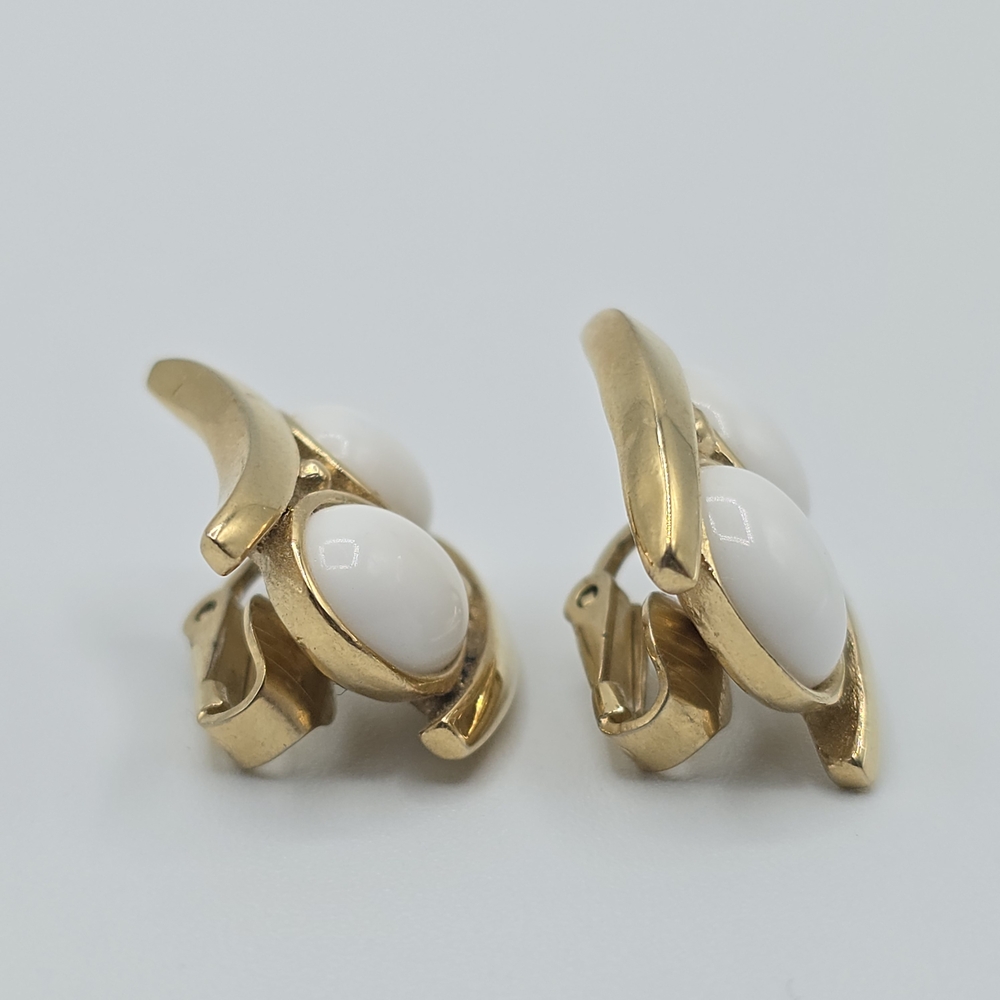 Vintage Trifari Gold Tone White Cabochon Clip On Earrings Mid Century MCM - Picture 4 of 14